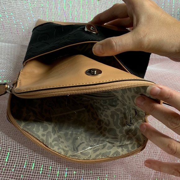 ๐ GUESS logo wristlet bag - Picture 4 of 7